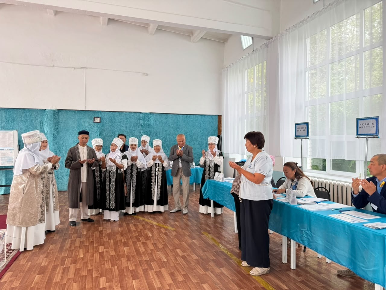 Ақ жаулықты әжелерден – ақ бата: сайлау учаскесінде ерекше сәт болды