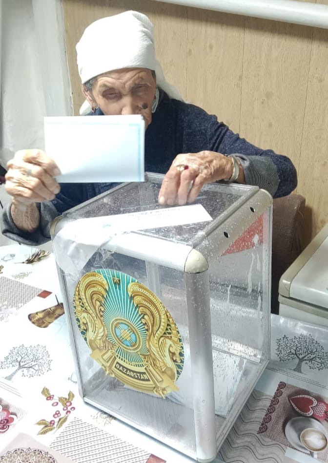 Жас таңдау жасауға кедергі емес. Шал ақын ауданында 83 және 96 жастағы әжелер дауыс берді