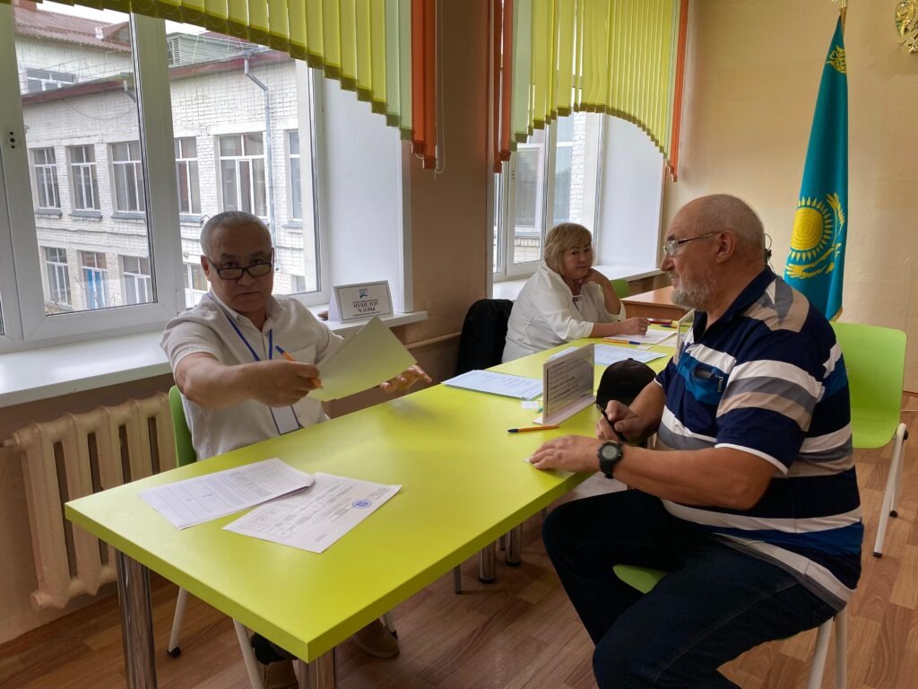 Дождь за окном, выбор в руках. На участке № 614 в Петропавловска продолжается голосование