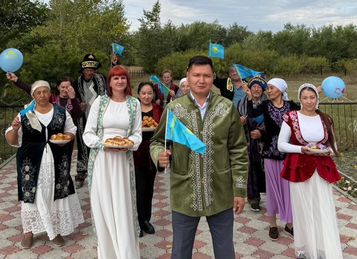 Пришли на выборы в национальных костюмах жители Уалихановского района СКО