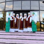 Ән мен тәттілерін ала келген «Әжелер» тобы Новоишим ауылында дауыс берді