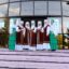 Ән мен тәттілерін ала келген «Әжелер» тобы Новоишим ауылында дауыс берді