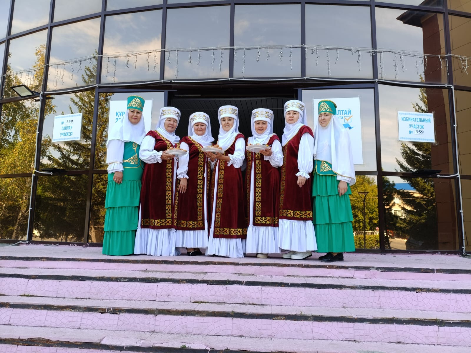 Ән мен тәттілерін ала келген «Әжелер» тобы Новоишим ауылында дауыс берді
