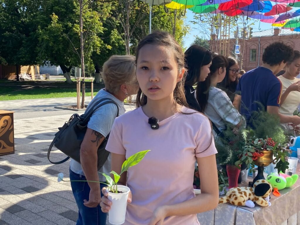 Комнатный цветок в подарок – необычная акция прошла в Петропавловске