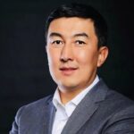 Сырымбек Тау: Елді сынағаннан гөрі, дамуына үлес қосу керек