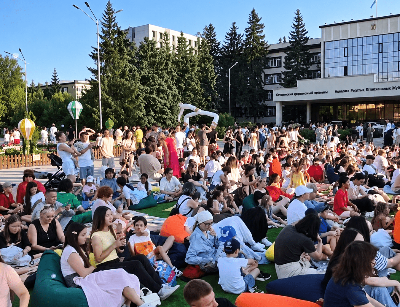 Путешествие в детство - центральная площадь Петропавловска ждет семьи на субботний кинопоказ