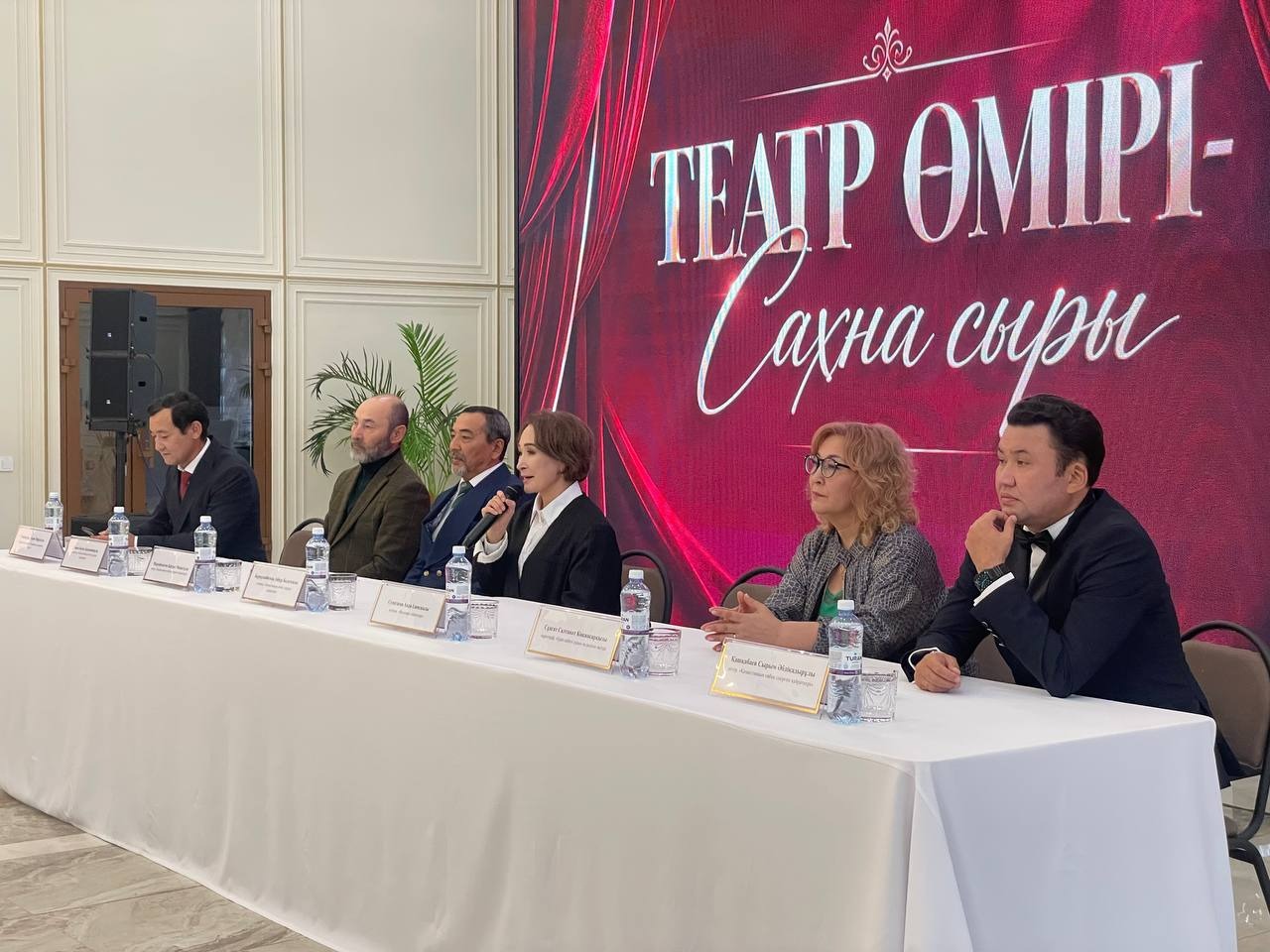 Творческим вечером начался новый сезон в театре имени Сабита Муканова