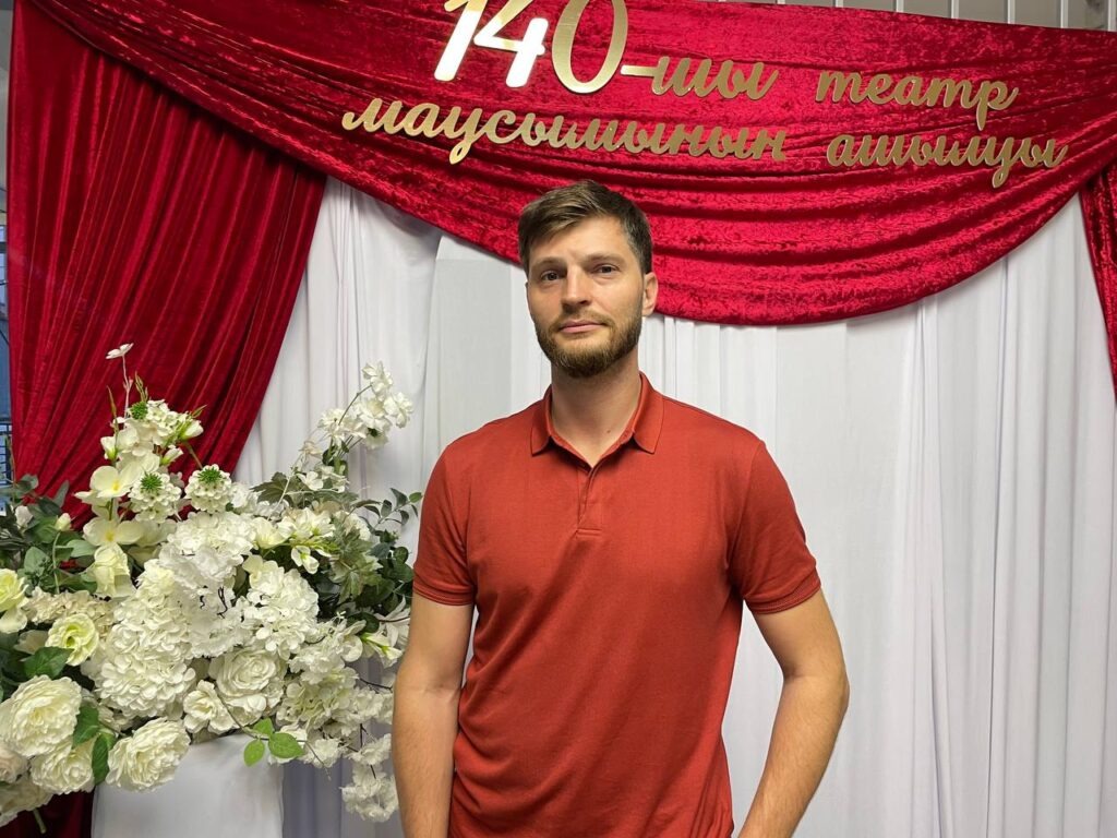 Онегин в барбершопе, классика и комедии: столичный театр им. Горького выступает в Петропавловске 