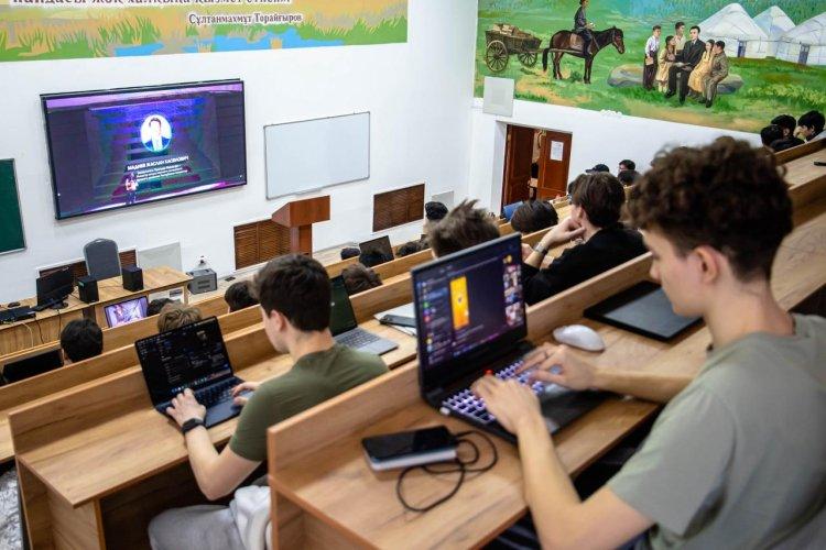 Международные IT-соревнования становятся площадкой, где технологии, бизнес и профессиональная экспертиза встречаются ради создания решений будущего. Одним из экспертов, приглашённых к оценке таких проектов, стала Наталья Бутенко - специалист по email-маркетингу и цифровым коммуникациям из Канады. Хакатоны сегодня - это не только соревнования разработчиков. За ограниченное время команды создают прототипы, проверяют бизнес-идеи и учатся превращать технологические возможности в продукты, которые могут решать реальные задачи. Для Центральной Азии такие мероприятия становятся важным инструментом развития цифровой экономики: они объединяют молодых специалистов, предпринимателей, менторов и экспертов из разных профессиональных областей. Показательным примером стал Decentrathon 2.0, национальный хакатон, который проходил 18–19 октября 2024 года в Петропавловске на базе Северо-Казахстанского университета имени Манаша Козыбаева. Согласно приглашению организаторов, проект объединил более 2500 участников в 17 регионах Казахстана, а его общий призовой фонд составил 50 000 долларов США. Участники работали над решениями в сферах искусственного интеллекта, блокчейна, разработки игр и Telegram mini-apps. В состав жюри Петропавловского этапа вошла Наталья Бутенко - специалист по маркетингу и email-коммуникациям. В мероприятии участвовало 25 команд. Проекты оценивались по семи критериям: оригинальность идеи, реализация MVP, UX/UI-дизайн, техническая сложность, применение Web3-технологий, презентация и потенциал продукта. Другим международным событием стал Angel Connect Hackathon, прошедший с 28 февраля по 2 марта 2025 года в инновационном центре U-ENTER в Ташкенте. Организаторами выступили U-ENTER совместно с IT PARK Uzbekistan, Pro-Business, AI Lab и Angel Connect. Соревнование было посвящено созданию AI-ориентированных решений для оптимизации бизнес-процессов, а Наталья Бутенко была приглашена в состав жюри в онлайн-формате. Хакатон - это не только конкурс технических навыков. Важно понять, насколько команда определила реальную проблему, кому предназначен продукт, какую бизнес-ценность он создаёт и сможет ли развиваться после завершения соревнования. Именно поэтому к оценке проектов привлекаются эксперты с большим практическим опытом в своих профессиональных областях. «Хакатон - это возможность увидеть, как идея превращается в работающий продукт. Для меня особенно важно оценивать не только то, что команда создала, но и то, насколько хорошо она понимает своего пользователя, умеет работать с данными и видит дальнейшие перспективы развития решения», - отмечает Наталья Бутенко. Её профессиональный профиль позволяет смотреть на цифровые проекты не только с позиции маркетинга, но и с точки зрения клиентского опыта, аналитики и эффективности коммуникаций. На первый взгляд email-маркетинг может казаться отдельным направлением, не связанным с IT-разработкой. Однако современные цифровые продукты всё чаще требуют комплексного подхода: от создания технологии до выстраивания коммуникации с пользователем. Автоматизированные цепочки писем, персонализация, CRM-аналитика, сегментация аудитории и интеграция с цифровыми платформами помогают компаниям не просто привлекать клиентов, но и формировать долгосрочные отношения с ними. Поэтому экспертиза в email-коммуникациях становится особенно востребованной при оценке решений, связанных с электронной коммерцией, AI и цифровой трансформацией бизнеса. «Будущее цифровых проектов - в объединении технологий и понимания человека. Даже самый перспективный продукт должен отвечать на реальную потребность пользователя. А грамотные коммуникации помогают сделать так, чтобы полезное решение было замечено, понято и действительно использовано», - говорит Наталья. Хакатоны дают молодым разработчикам возможность работать с актуальными технологиями, получать обратную связь от профессионалов и находить практическое применение своим идеям. Для бизнеса это возможность увидеть новые решения, а для экспертов - принять участие в формировании профессиональной среды, в которой технологии развиваются вместе с пониманием реальных потребностей рынка. Проведение Decentrathon 2.0 и Angel Connect Hackathon показывает, что в регионе уже формируется интерес к международному обмену опытом, AI-решениям, цифровым продуктам и предпринимательским инициативам. В дальнейшем такие мероприятия могут стать ещё более значимой площадкой для сотрудничества между разработчиками, компаниями, образовательными организациями и международными специалистами. «Я уверена, что у хакатонов в Центральной Азии большое будущее. Такие мероприятия помогают молодым специалистам не бояться сложных задач, учат работать в команде и дают возможность увидеть, как их идеи могут стать частью реального цифрового мира. Чем больше будет подобных инициатив, тем сильнее будет развиваться IT-среда региона», - считает Наталья Бутенко. Перспективы такого формата подтверждаются и дальнейшим развитием хакатонного движения. В 2025 году Decentrathon продолжил расширять национальный масштаб: Decentrathon 4.0 был заявлен как офлайн-хакатон, охватывающий 20 городов Казахстана. В нём планировалось участие более 2500 человек, а основной темой стали решения на основе искусственного интеллекта. «Мне хотелось бы, чтобы хакатоны продолжали развиваться, объединяли ещё больше специалистов из разных стран и становились местом, где рождаются не только идеи, но и реальные проекты. Это инвестиция в будущее - в людей, технологии и новые возможности для бизнеса», - подчёркивает эксперт. Развитие хакатонного движения в Центральной Азии может способствовать появлению новых технологических решений, укреплению международных связей и формированию поколения специалистов, способных работать на пересечении IT, бизнеса и цифрового маркетинга. А участие международных экспертов с практическим опытом помогает сделать этот процесс более содержательным, объективным и ориентированным на реальные результаты.