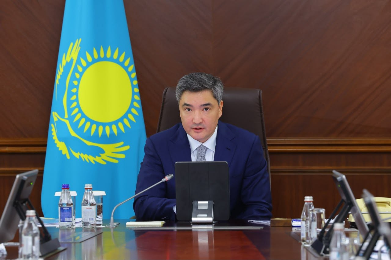 Олжас Бектенов Президенттің «Таза Қазақстан» экологиялық акциясы аясында берген тапсырмаларын жүзеге асыру мәселелері жөнінде кеңес өткізді