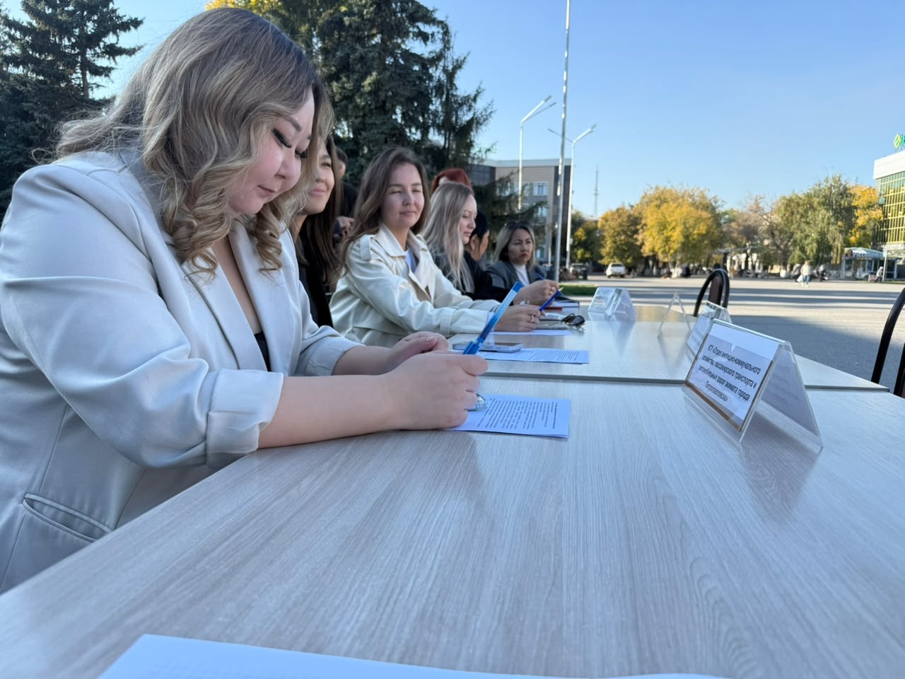 Представители госорганов вышли на улицу отвечать на вопросы петропавловцев