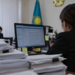 Повышать зарплаты госслужащим в Казахстане пока не планируют