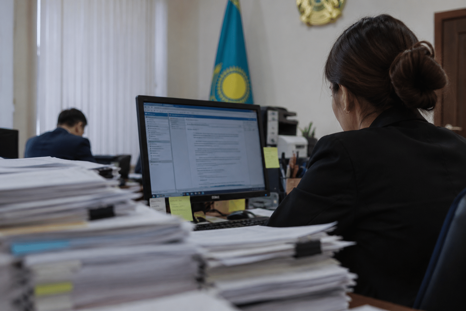 Повышать зарплаты госслужащим в Казахстане пока не планируют