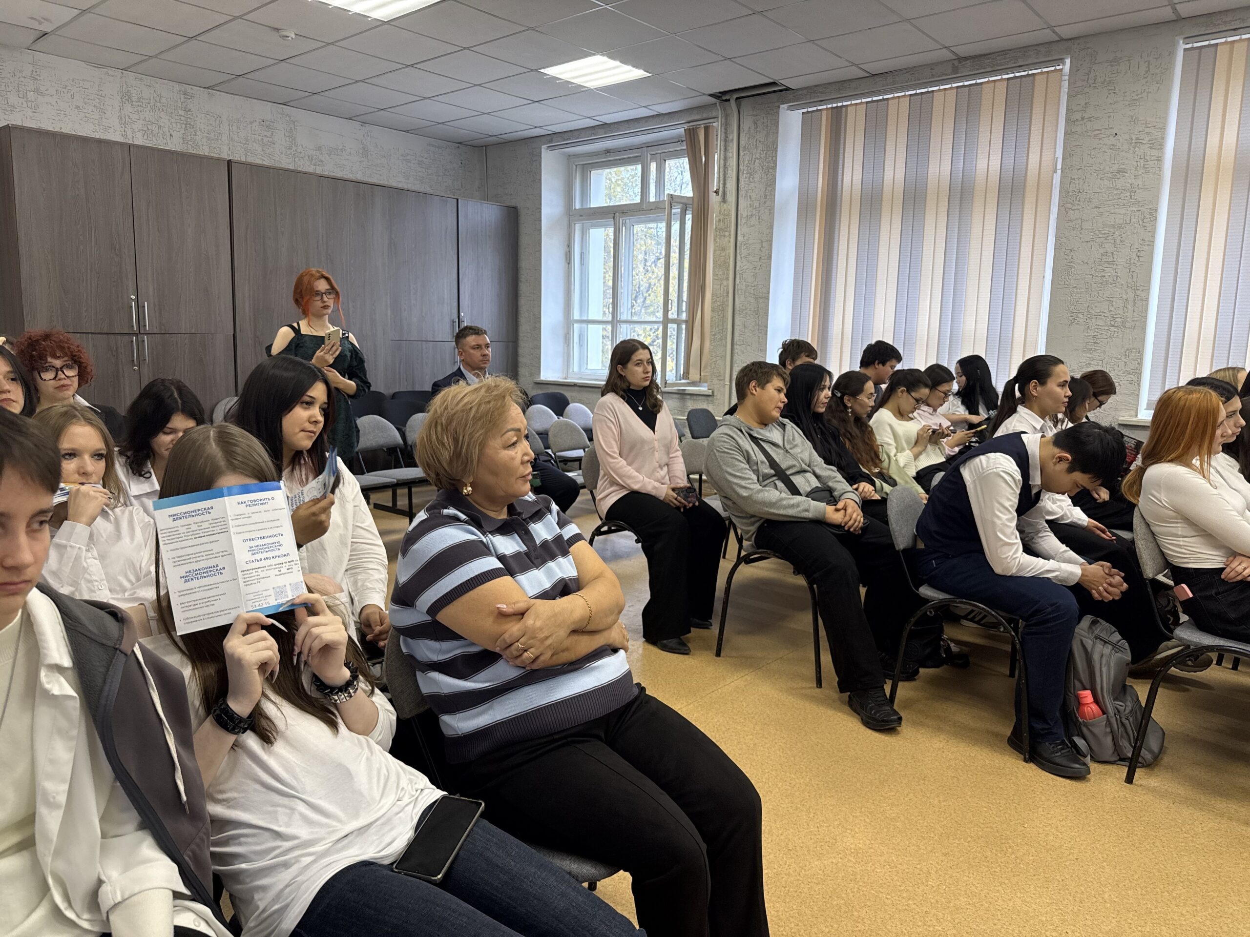 Распознавать опасность и защищать себя учат студентов в Петропавловске
