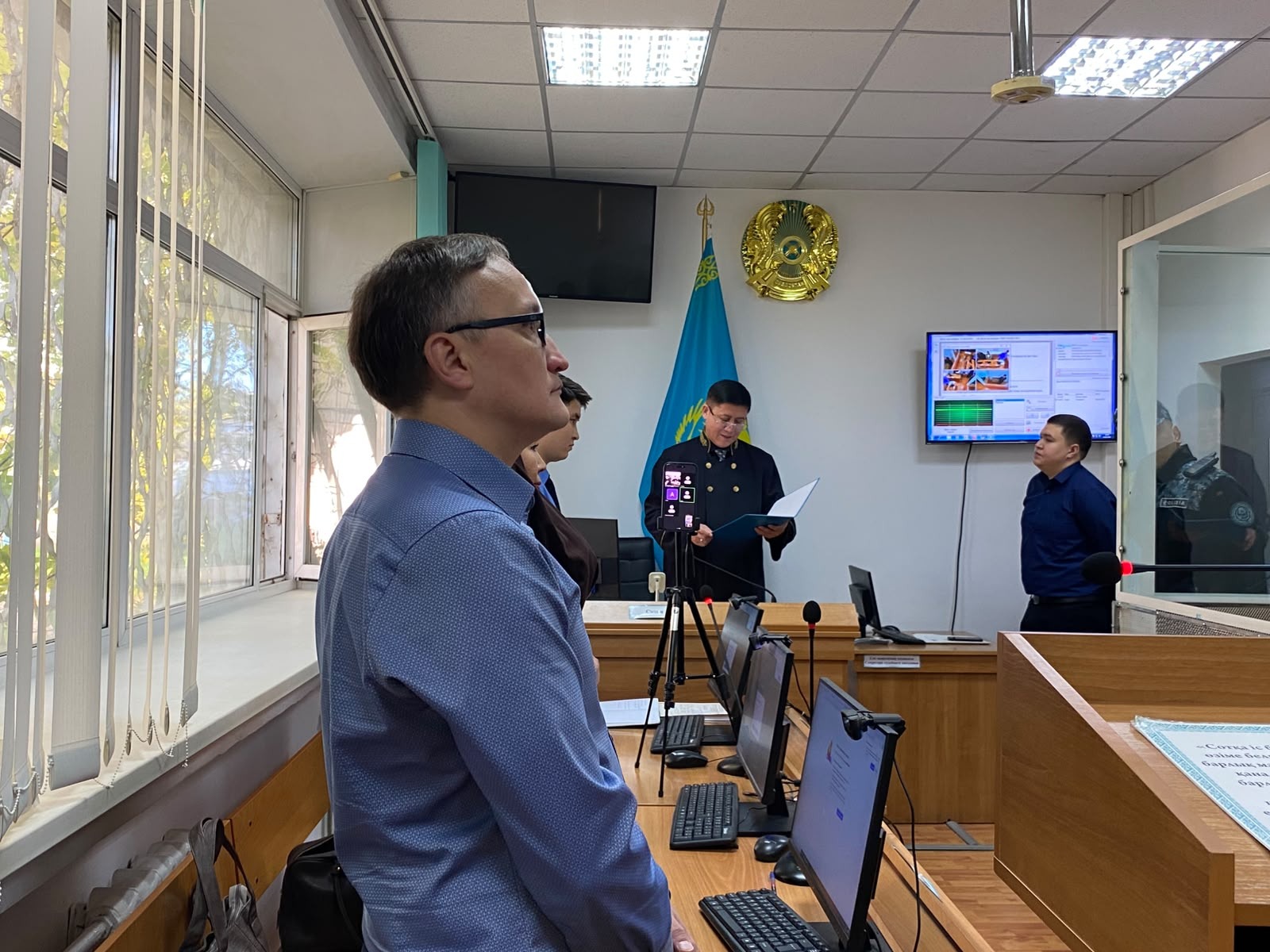 «Прости, папа»: студентов за нападение у школы показательно осудили в Петропавловске