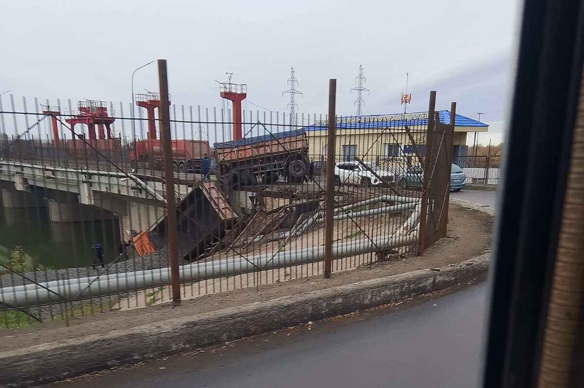 Родился в рубашке - чудом избежал травм водитель большегруза, пробившего ограждение дамбы в Петропавловске