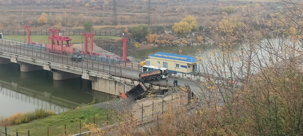 Родился в рубашке - чудом избежал травм водитель большегруза, пробившего ограждение дамбы в Петропавловске