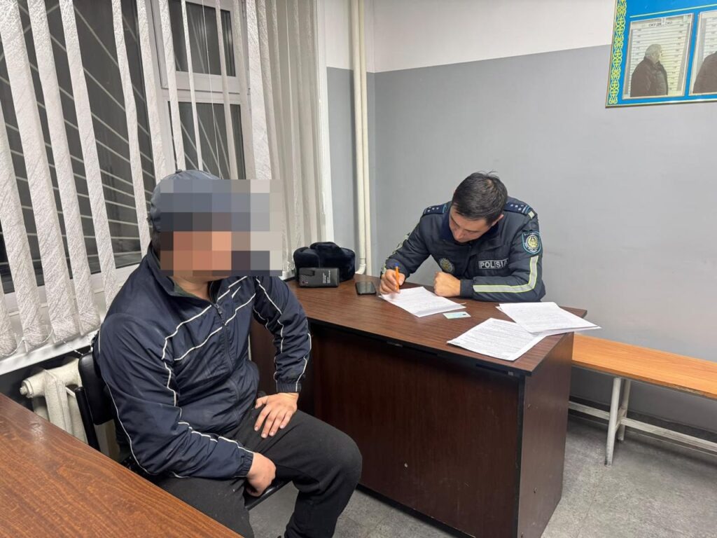 Лихач из Туркестанской области едва не сбил человека на тротуаре в Петропавловске 