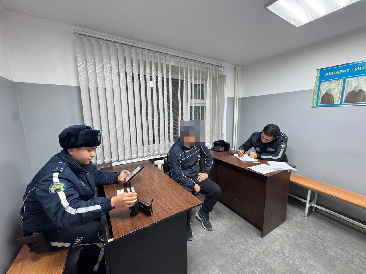 Лихач из Туркестанской области едва не сбил человека на тротуаре в Петропавловске